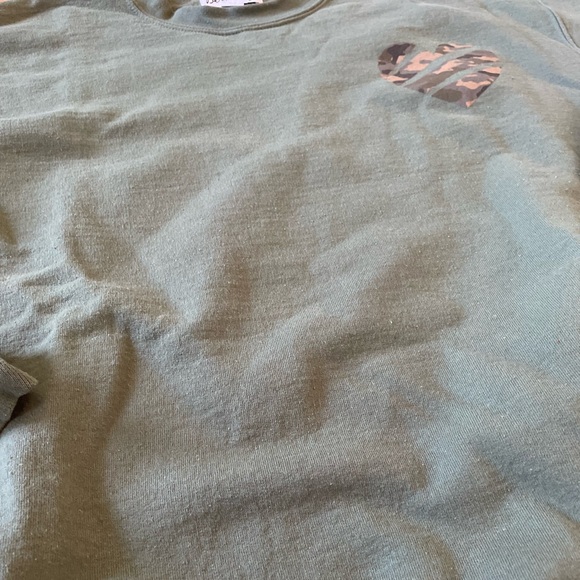 Madison & Berkeley army green sweatshirt with camo heart - Picture 4 of 5